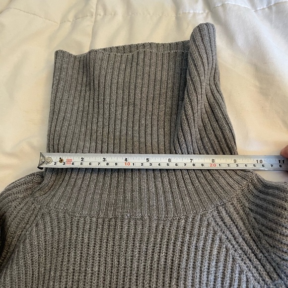Wilfred Free Lin Grey Sweater High Low Hem 100% Merino Wool
Turtleneck Size S - Picture 15 of 15